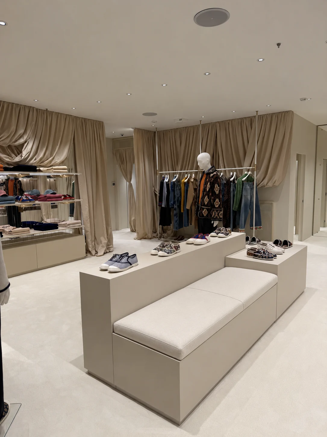 Boutique Valentino: area espositiva con rivestimenti tessili